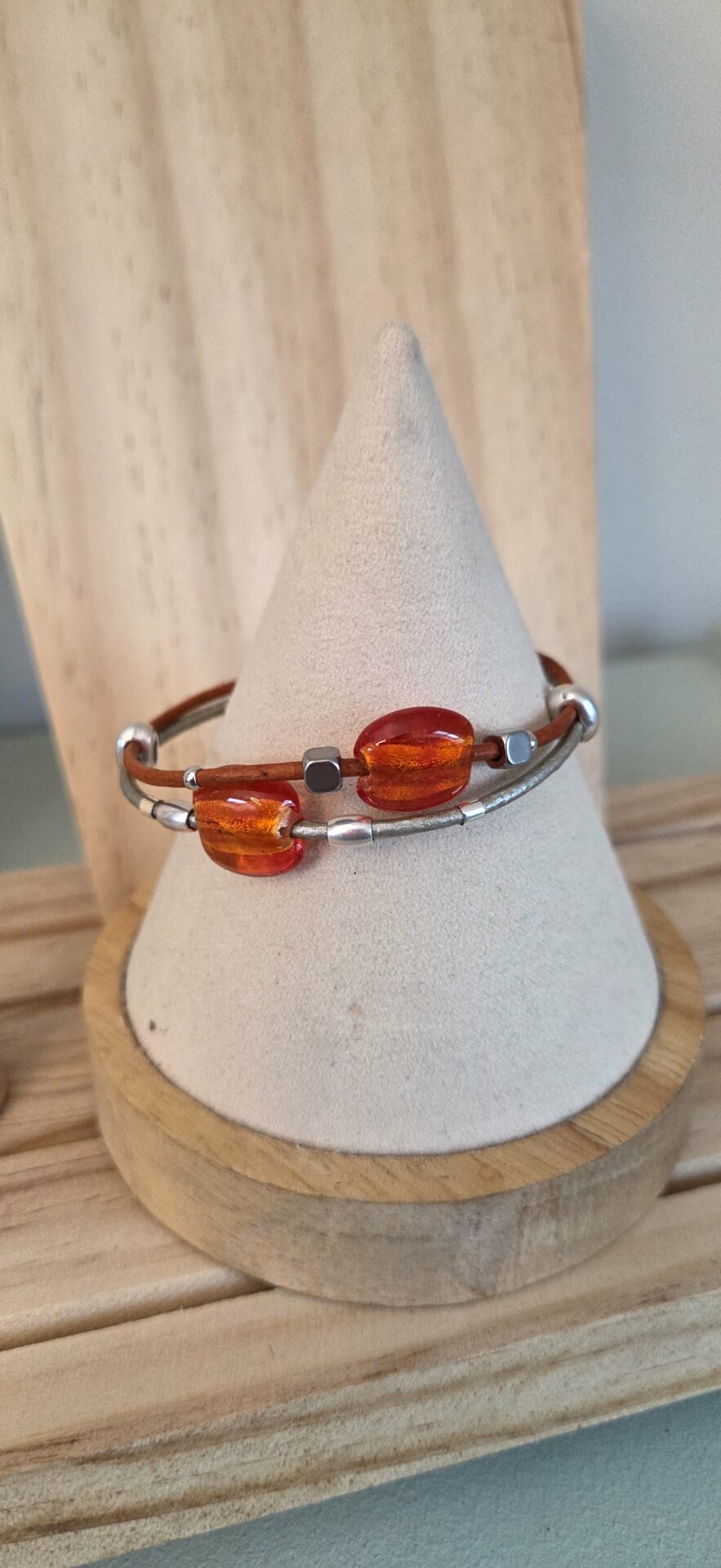 Bracelet femme cuir rond 2mm orange et gris, perles verres orange