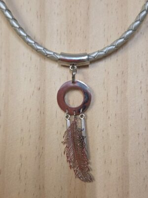 Collier femme cuir tressé gris, pendentif plume argenté