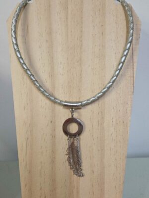 Collier femme cuir tressé gris, pendentif plume argenté