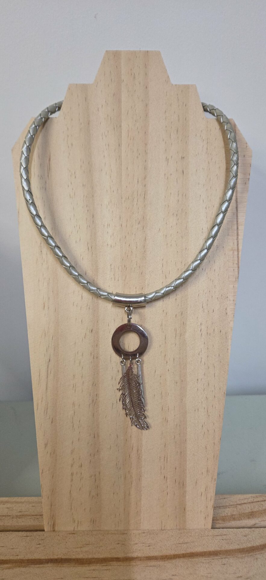 Collier femme cuir tressé gris, pendentif plume argenté