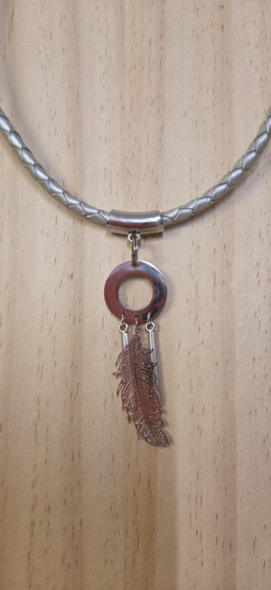 Collier femme cuir tressé gris, pendentif plume argenté