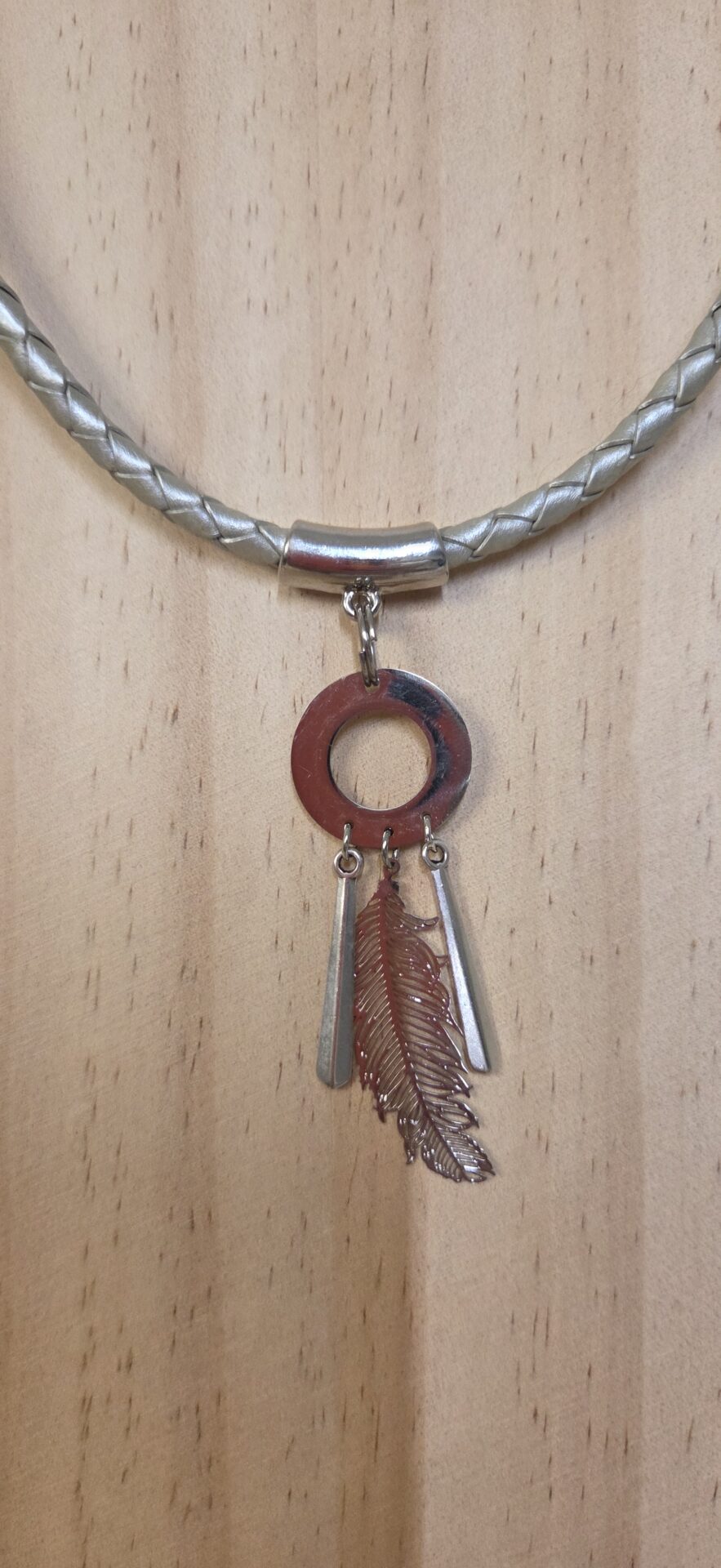 Collier femme cuir tressé gris, pendentif plume argenté