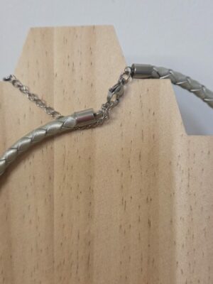 Collier femme cuir tressé gris, pendentif plume argenté