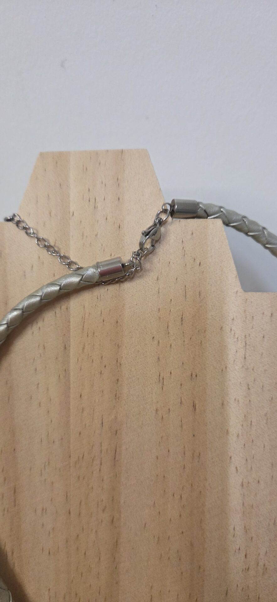 Collier femme cuir tressé gris, pendentif plume argenté