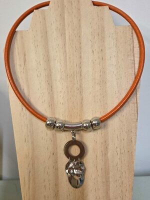 Collier femme cuir orange, pendentif et perles argentés