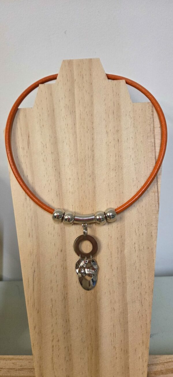 Collier femme cuir orange, pendentif et perles argentés