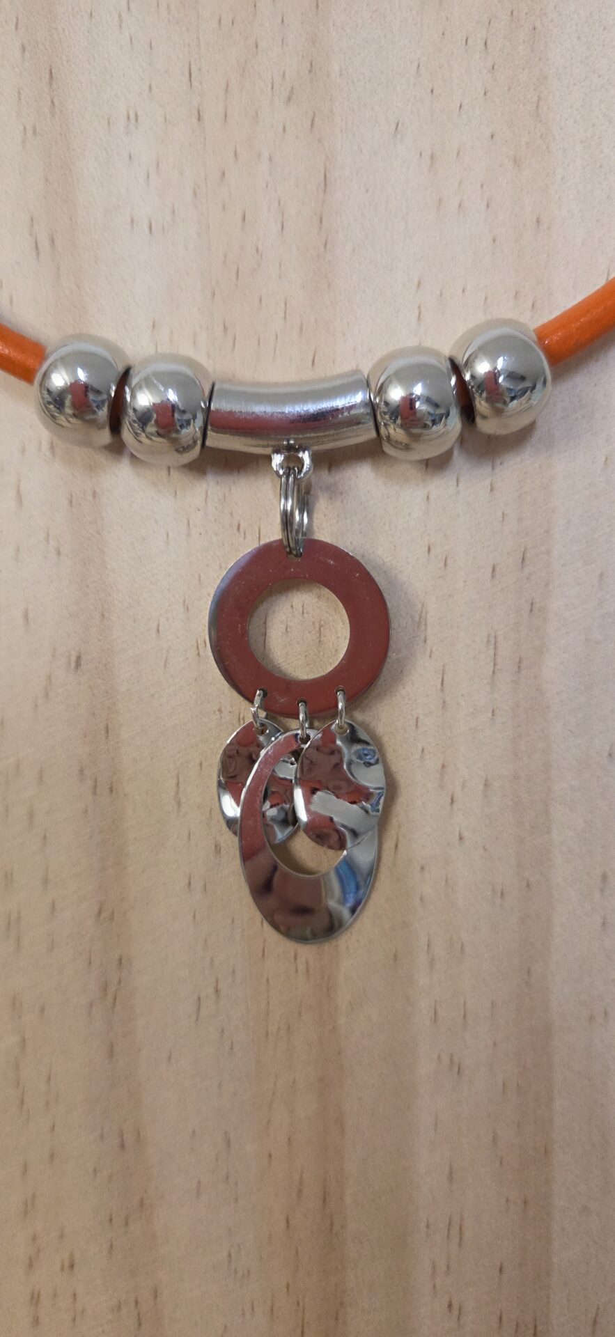 Collier femme cuir orange, pendentif et perles argentés