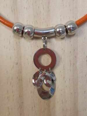 Collier femme cuir orange, pendentif et perles argentés