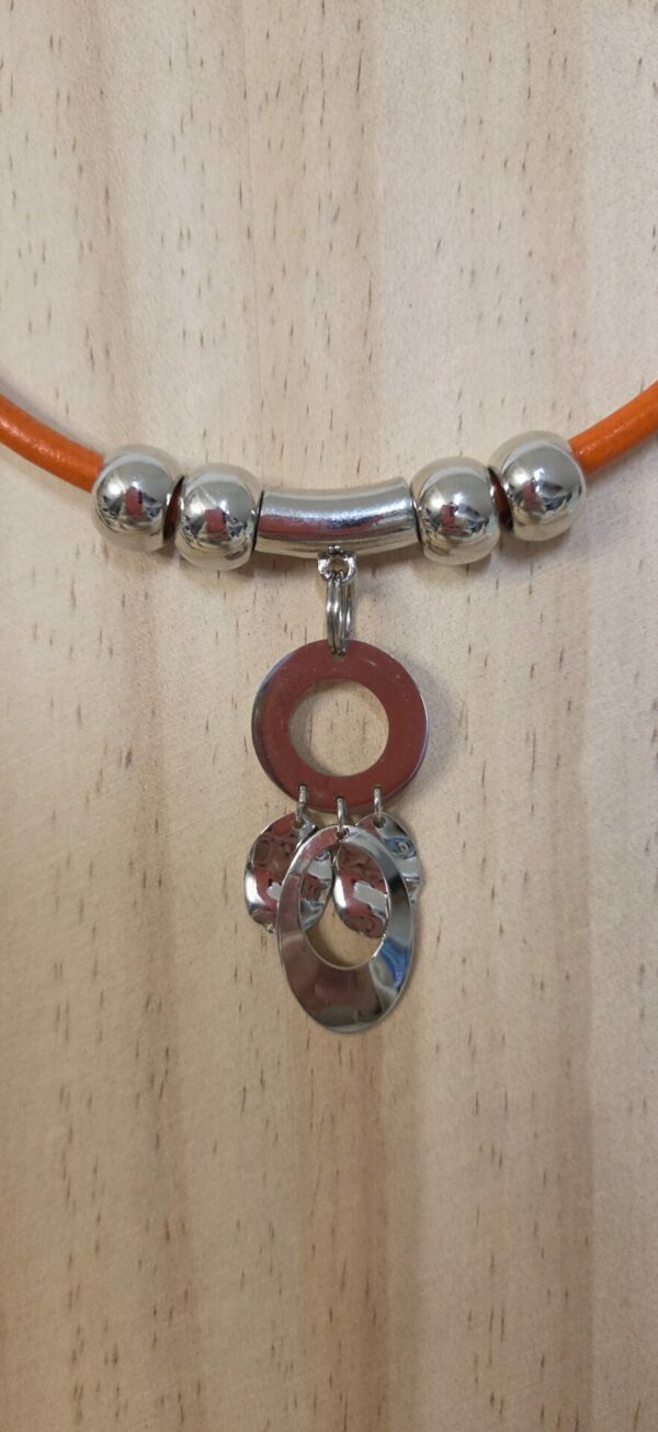 Collier femme cuir orange, pendentif et perles argentés