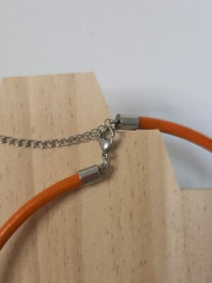 Collier femme cuir orange, pendentif et perles argentés