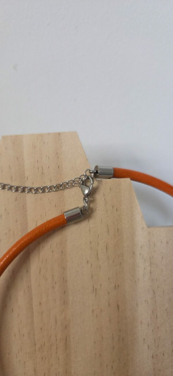 Collier femme cuir orange, pendentif et perles argentés