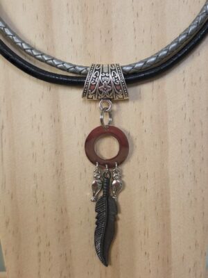 Collier femme cuir tressé argenté et rond noir, pendentif plume noire et passants argentés