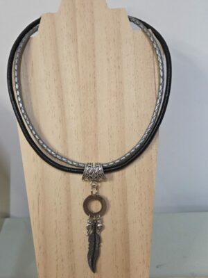 Collier femme cuir tressé argenté et rond noir, pendentif plume noire et passants argentés