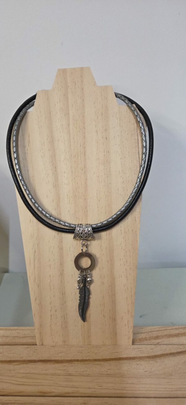 Collier femme cuir tressé argenté et rond noir, pendentif plume noire et passants argentés