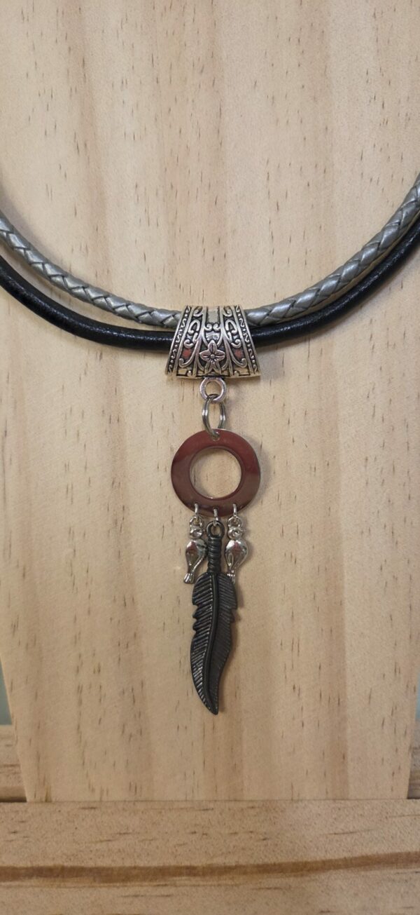 Collier femme cuir tressé argenté et rond noir, pendentif plume noire et passants argentés
