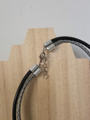 Collier femme cuir tressé argenté et rond noir, pendentif plume noire et passants argentés