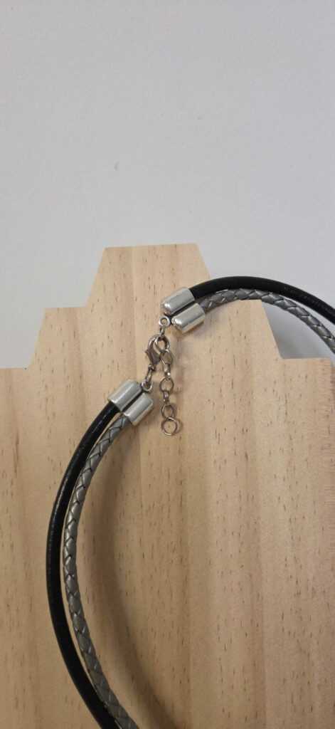Collier femme cuir tressé argenté et rond noir, pendentif plume noire et passants argentés