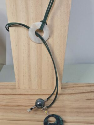 Sautoir femme cuir carré vert, passant nacre et perles