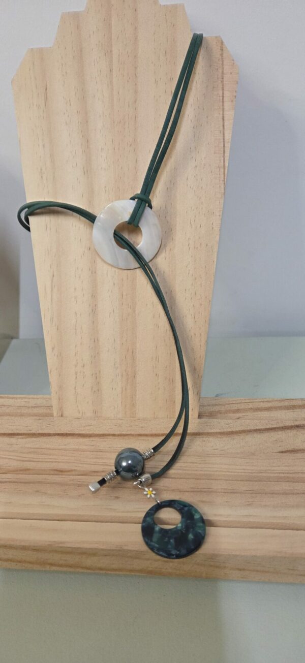 Sautoir femme cuir carré vert, passant nacre et perles