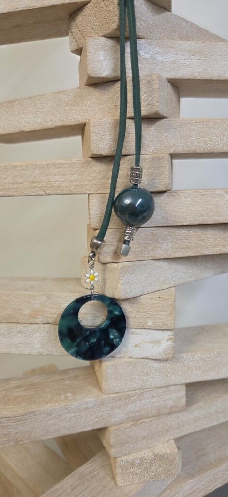 Sautoir femme cuir carré vert, passant nacre et perles