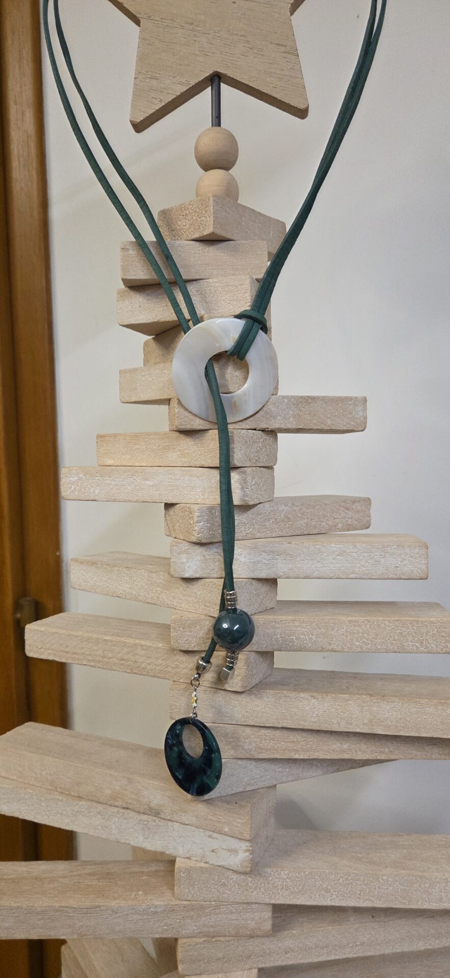 Sautoir femme cuir carré vert, passant nacre et perles