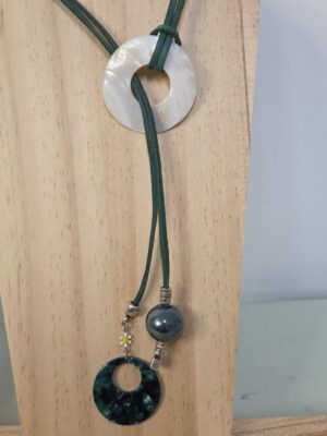 Sautoir femme cuir carré vert, passant nacre et perles