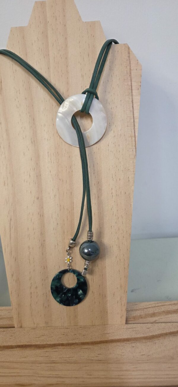 Sautoir femme cuir carré vert, passant nacre et perles