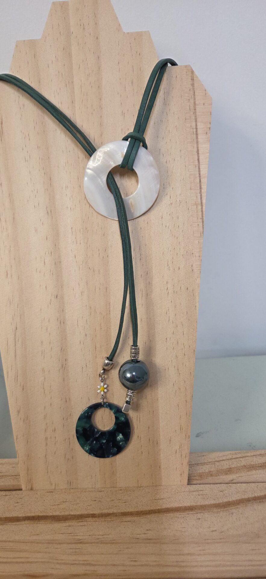 Sautoir femme cuir carré vert, passant nacre et perles