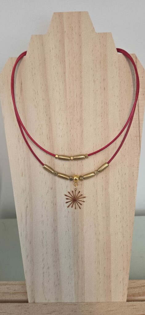 Collier femme cuir rond rouge, tubes et étincelle