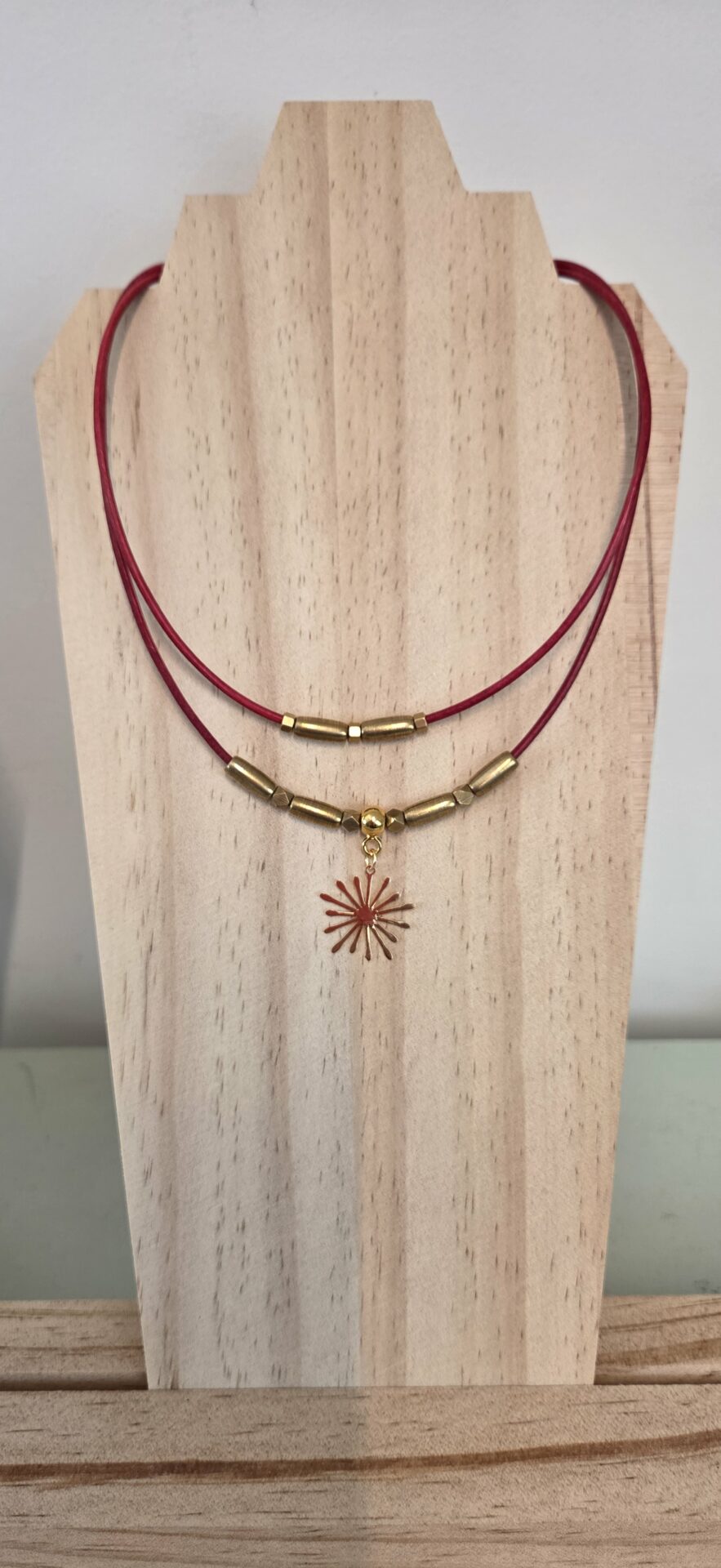 Collier femme cuir rond rouge, tubes et étincelle