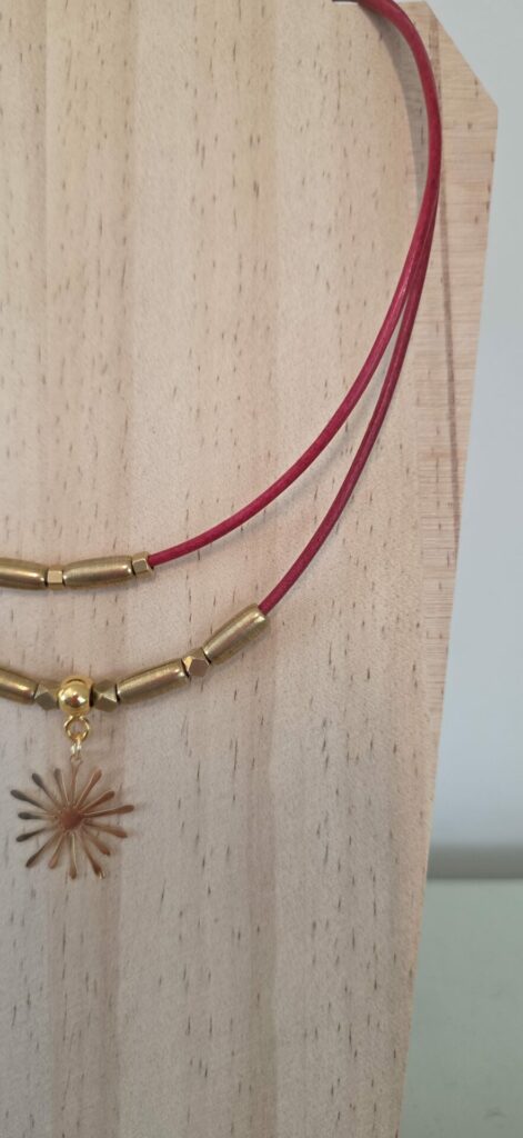 Collier femme cuir rond rouge, tubes et étincelle