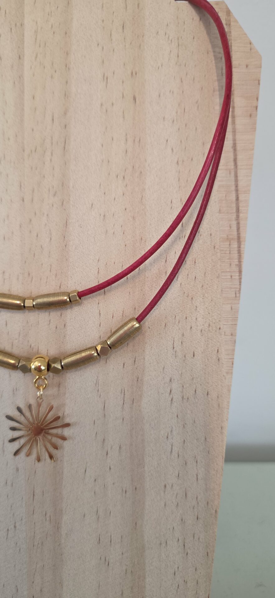 Collier femme cuir rond rouge, tubes et étincelle