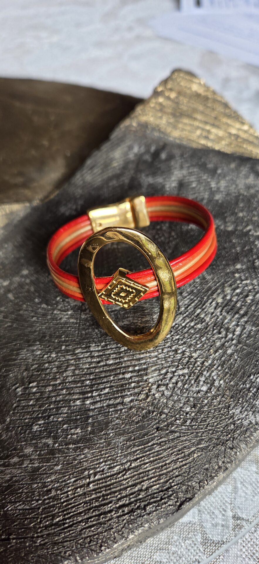 Bracelet femme cinq cuirs ronds 2mm et passants dorés