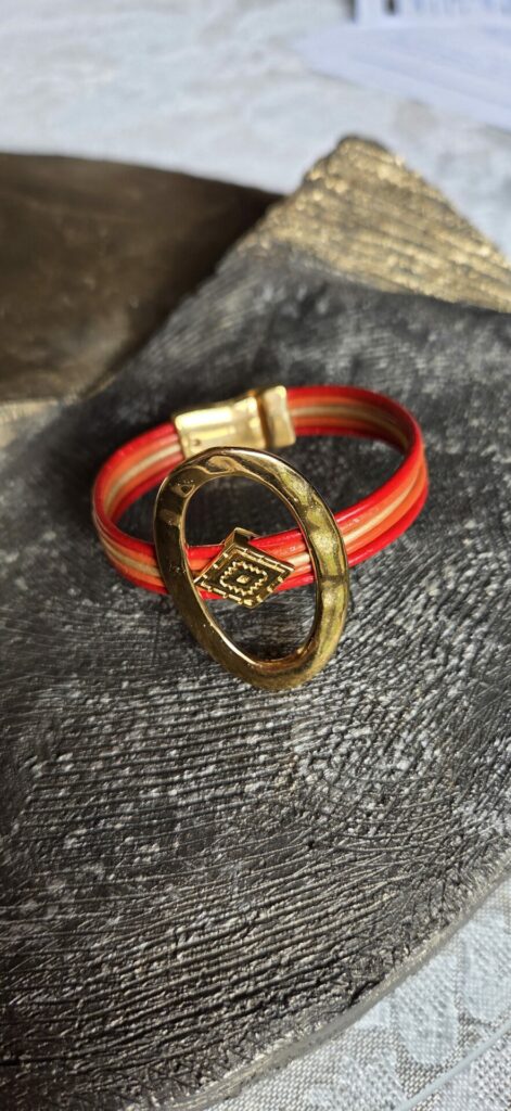 Bracelet femme cinq cuirs ronds 2mm et passants dorés