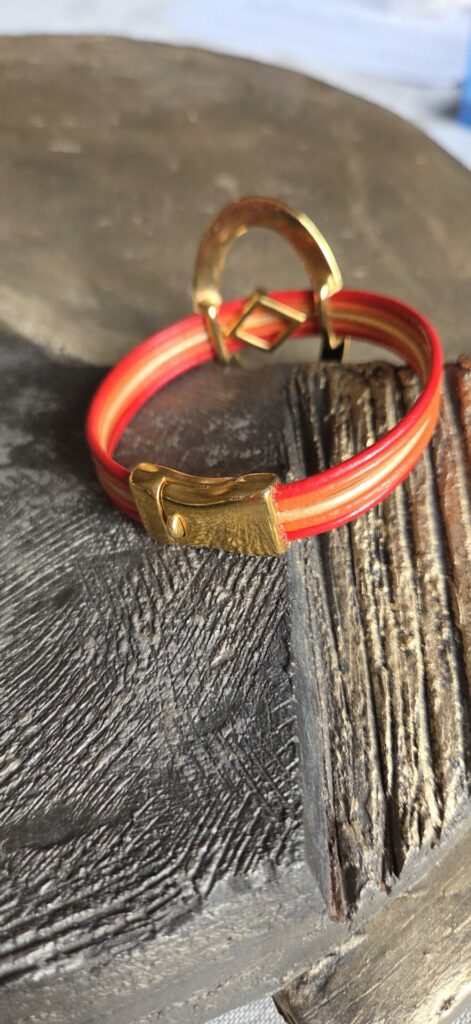 Bracelet femme cinq cuirs ronds 2mm et passants dorés