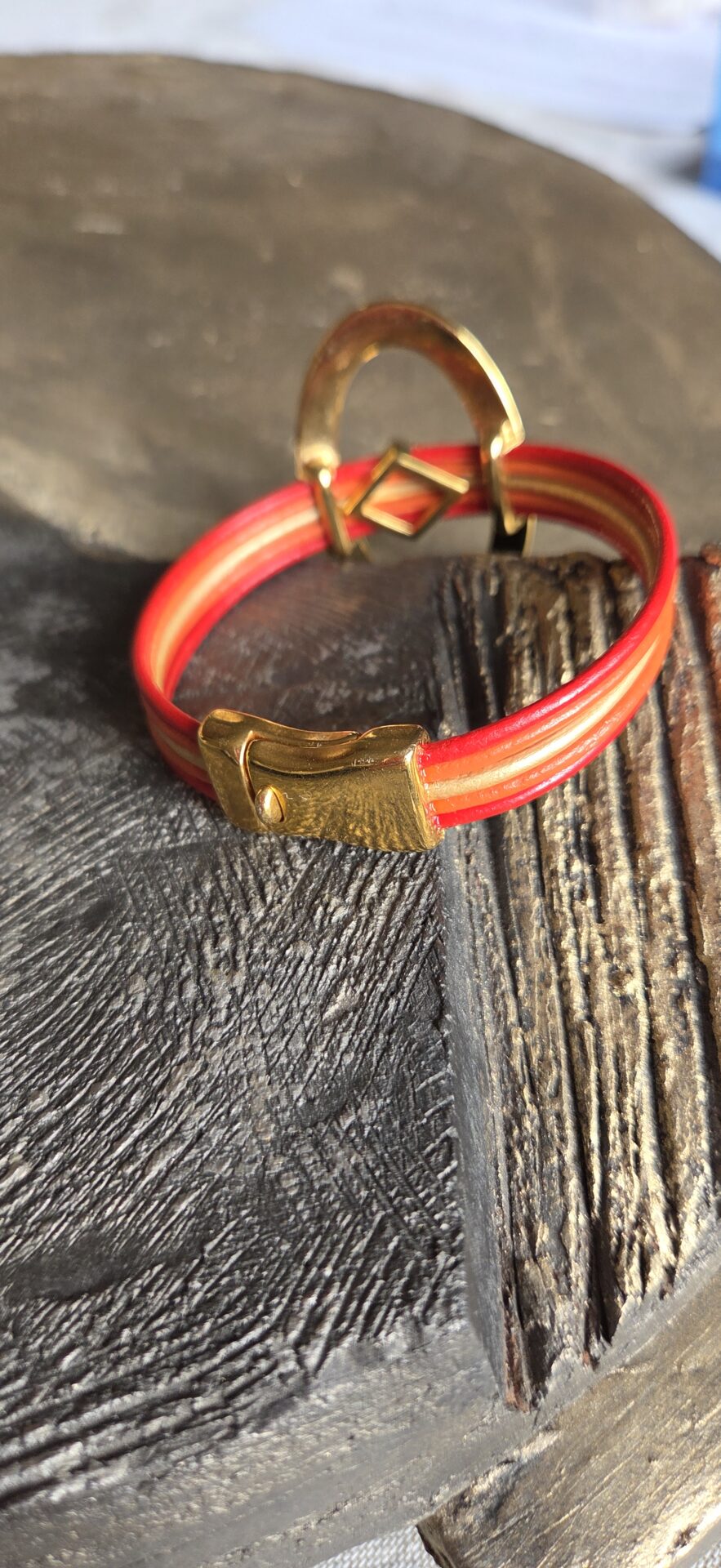 Bracelet femme cinq cuirs ronds 2mm et passants dorés