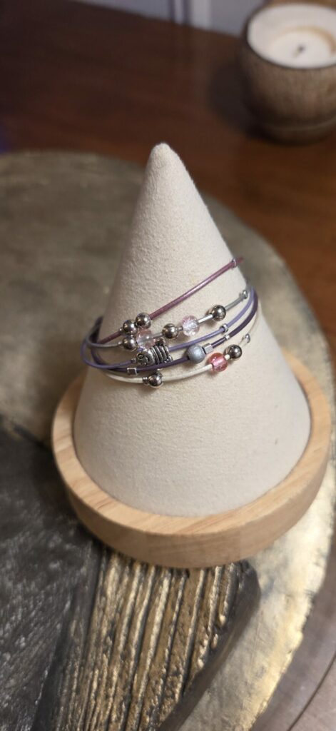 Bracelet femme cuir rond 1mm et peles argentées et rose