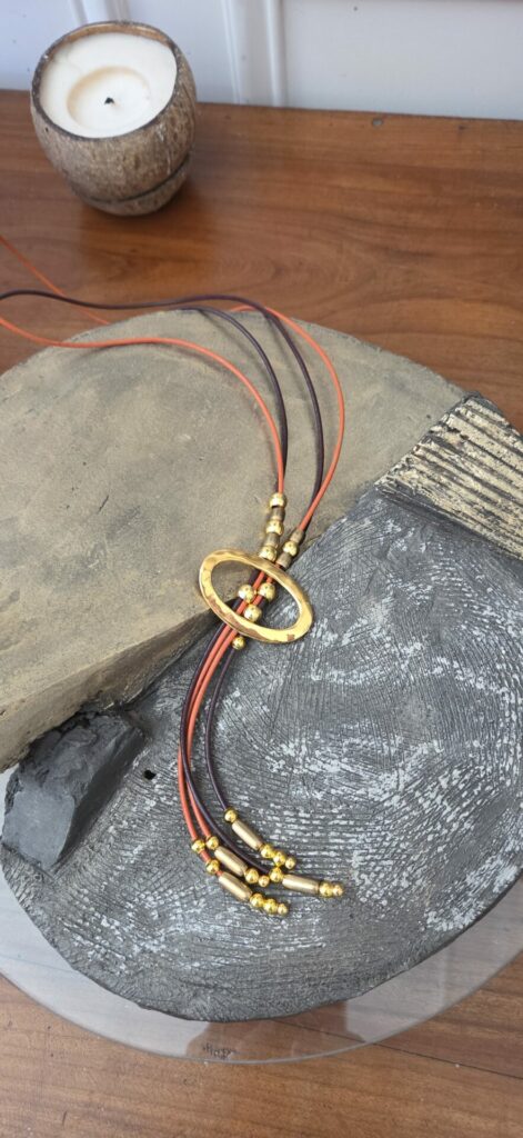 Collier sautoir femme cuir rond 2mm et passants dorés