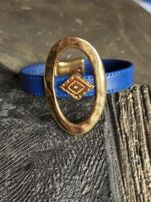 Bracelet femme cuir plat bleu vif et passants dorés