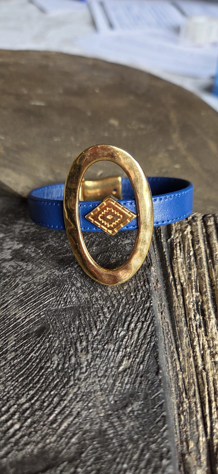 Bracelet femme cuir plat bleu vif et passants dorés