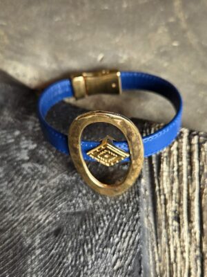 Bracelet femme cuir plat bleu vif et passants dorés