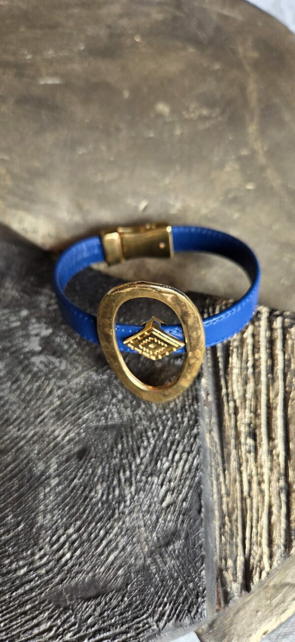 Bracelet femme cuir plat bleu vif et passants dorés