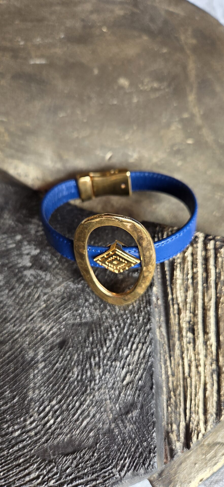 Bracelet femme cuir plat bleu vif et passants dorés