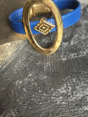 Bracelet femme cuir plat bleu vif et passants dorés