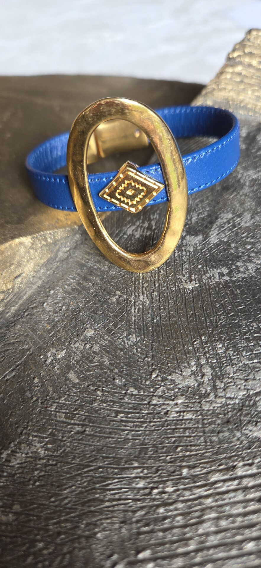 Bracelet femme cuir plat bleu vif et passants dorés
