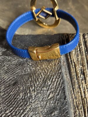 Bracelet femme cuir plat bleu vif et passants dorés