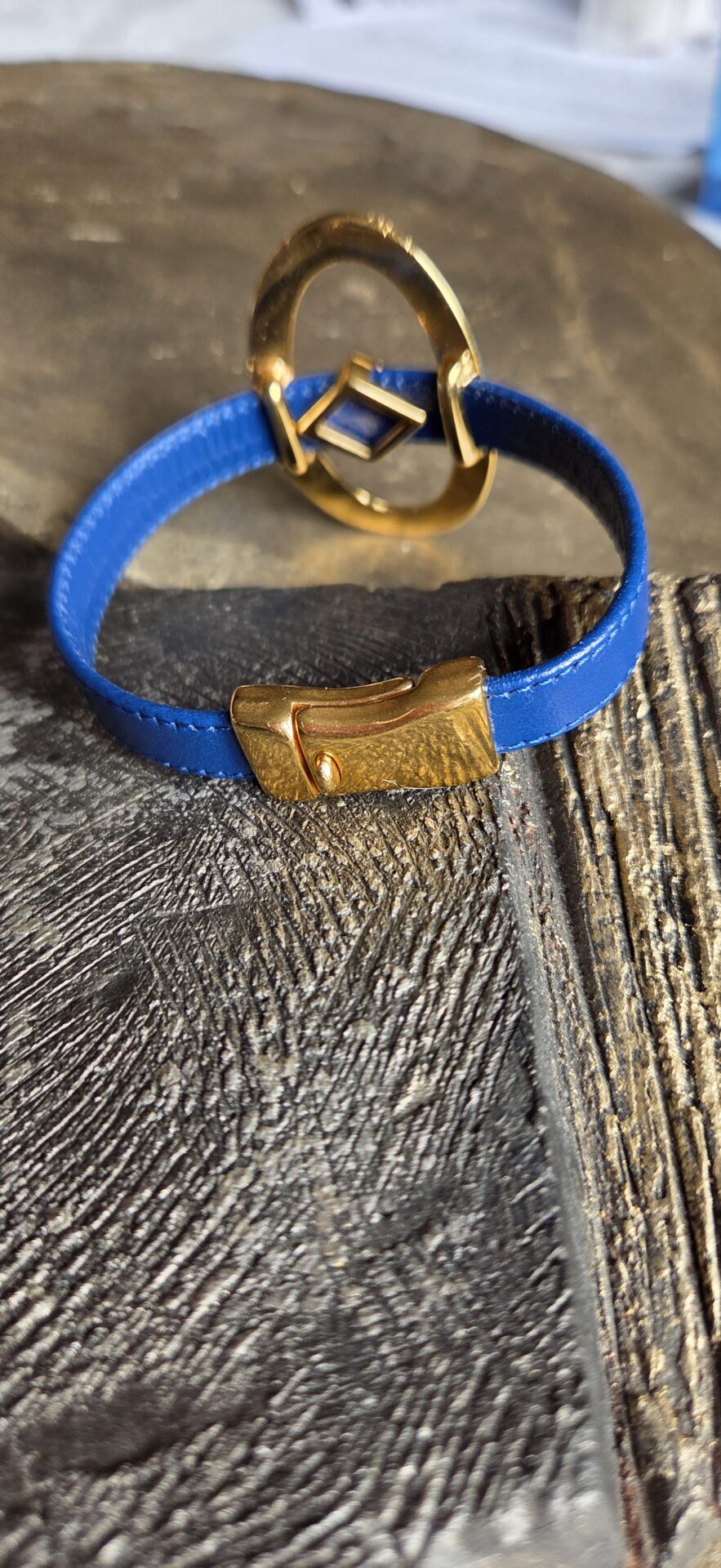 Bracelet femme cuir plat bleu vif et passants dorés