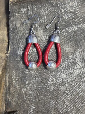 Boucles d'oreille femme cuir rond rouge et perle argentée