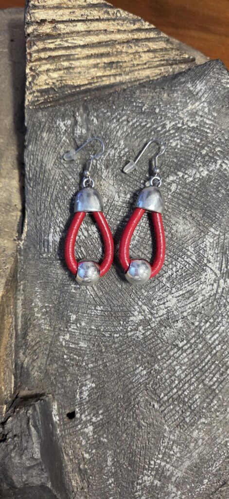 Boucles d'oreille femme cuir rond rouge et perle argentée