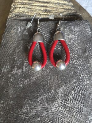 Boucles d'oreille femme cuir rond rouge et perle argentée